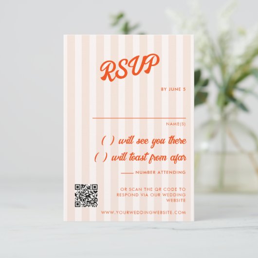 Perzik en Tangerine Gestreepte Retro Bruiloft RSVP Kaartje (Staand voorkant)