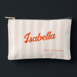 Perzik en Tangerine Retro Gestreepte Bruidsmeisje  Etui<br><div class="desc">Introductie van onze prachtige perzik- en tangerine bruidsmeisje accessoirezak, ontworpen om een vleugje retro charme toe te voegen aan uw speciale dag. De zachte perzikstrepen dienen als een prachtige achtergrond, aangevuld met de levendige tangerine retro typografie die een pop van kleur en verfijning toevoegt. Deze zakjes zijn ideaal voor vrijgezellenfeesten,...</div>