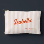 Perzik en Tangerine Retro Gestreepte Bruidsmeisje Etui<br><div class="desc">Introductie van onze prachtige perzik- en tangerine bruidsmeisje accessoirezak, ontworpen om een vleugje retro charme toe te voegen aan uw speciale dag. De zachte perzikstrepen dienen als een prachtige achtergrond, aangevuld met de levendige tangerine retro typografie die een pop van kleur en verfijning toevoegt. Deze zakjes zijn ideaal voor vrijgezellenfeesten,...</div>