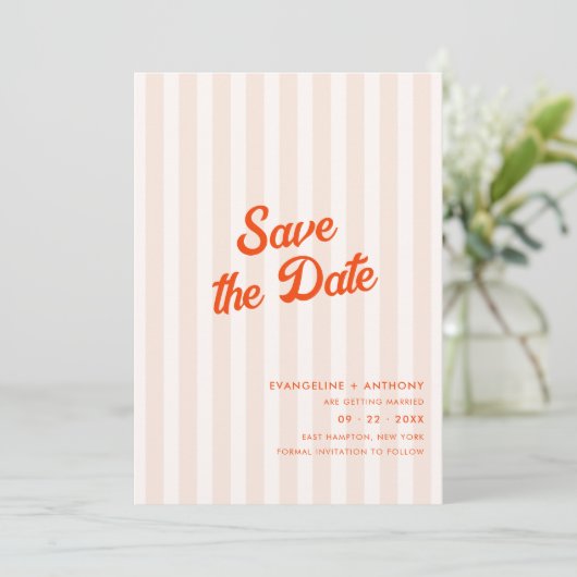 Perzik en Tangerine Retro Gestreepte Bruiloft Save The Date (Staand voorkant)