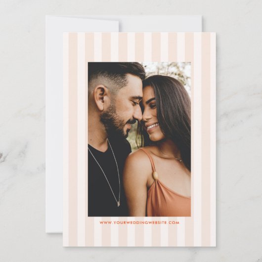 Perzik en Tangerine Retro Gestreepte Bruiloft Save The Date (Achterkant)