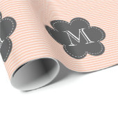 Perzik en witte bloemen monogram verjaardag cadeaupapier (Rol Hoek)