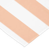 Perzik fuzz en wit breed gestreept tafelkleed (Gekanteld)