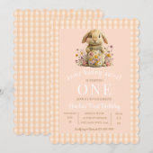 Perzik Gingham Konijn 1e Verjaardagsuitnodiging Kaart (Voorkant / Achterkant)