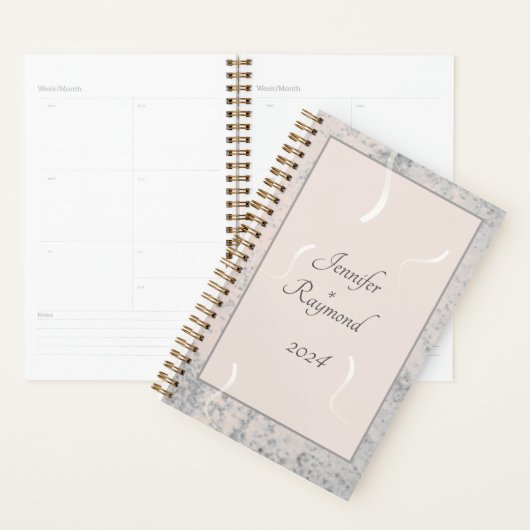 Perzik & Grijs Marmer Monogramed Bruiloft Planner (Display)