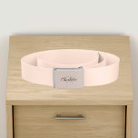 Perzik grijs monogram initialen naam riem<br><div class="desc">Perzikkleurige achtergrond. Personaliseer en voeg uw voornaam en monogram initialen toe. Modern,  trendy en eenvoudig. Grijze tekst</div>