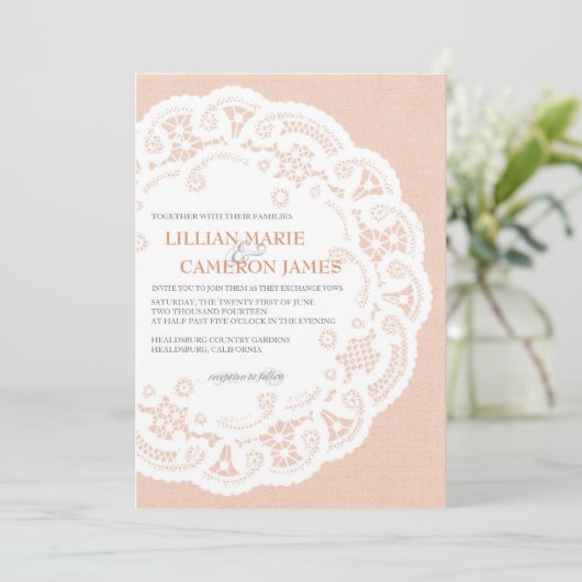 Perzik Kant Dagelijks Bruiloft Uitnodiging (Staand voorkant)