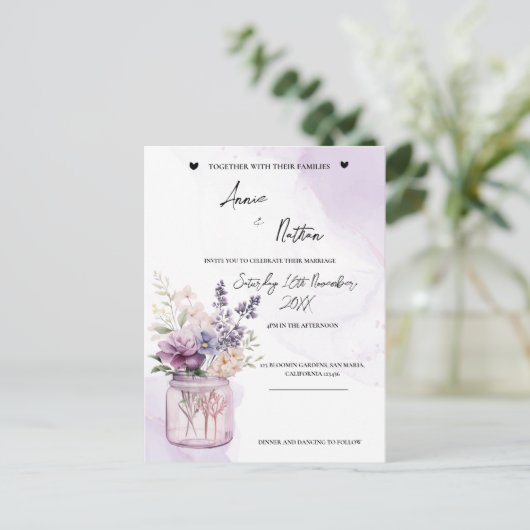 Perzik paarse bloemen in Mason Jar bruiloft uitnod Briefkaart (Staand voorkant)
