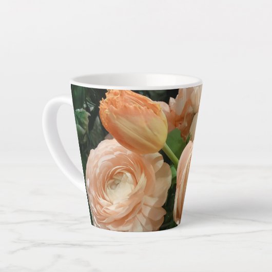 Perzik Ranunculus en Tulp Floral Latte mok (Linkerhoek)