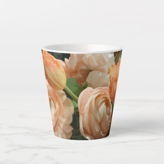 Perzik Ranunculus en Tulp Floral Latte mok (Voorkant)