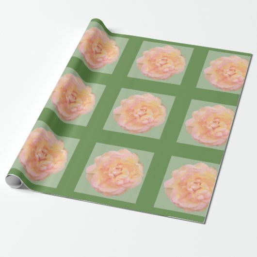 Perzik Roze Geel Rose Ontwerp op Groene Achtergron Cadeaupapier (Uitgerold)