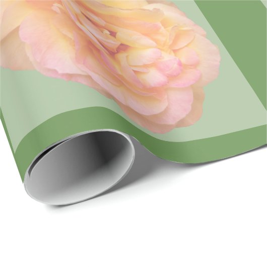 Perzik Roze Geel Rose Ontwerp op Groene Achtergron Cadeaupapier (Rol Hoek)