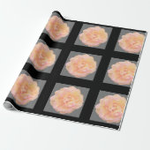 Perzik roze geel rose ontwerp op zwarte achtergron cadeaupapier (Uitgerold)