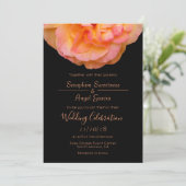 Perzik roze geel rose ontwerp op zwarte bruiloft kaart (Staand voorkant)