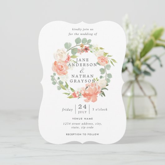 Perzik Waterverf Bloemenkrans bruiloft uitnodiging (Staand voorkant)