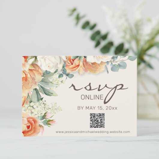 Perzik Witte Waterverf Bloemen Eucalyptus QR Code RSVP Kaartje (Staand voorkant)