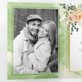 Perzikbloemen, bladeren, groene bloementeelt drieluik uitnodiging (Binnenzijde eerst)