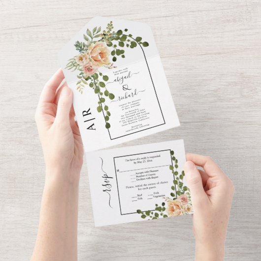 Perzikbloemen, boog- en monogram bruiloft all in one uitnodiging (Afscheurbaar)