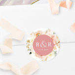 Perzikenuwen en koraalweddenschap / Voer Ronde Sticker<br><div class="desc">Elegant monogrammed trouwenvelop verzegelt of bevoordeelt sticker met prachtige waterverf florale details in een prachtige mix van perzik, oranje, wazige roze, koraal, crème en champagnekleurige huiden. Midden in koraal met initialen en tweede tekstlijn in wit. Twee grootteopties en verscheidene vormopties om van te kiezen. De de tekstlijn van de bodem...</div>