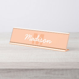 Perzikkleur van 2024 met de naam van het douanemon bureau naambordje