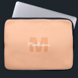 Perzikkleur van 2024 met de naam van het douanemon laptop sleeve<br><div class="desc">Trendy perzikkleur van 2024 met Monogram naam. Creëer Een uniek en gepersonaliseerd cadeau met een custom touch! Selecteer een lettertype en een kleurenpatroon dat bij uw stijl past,  rangschik alles op een visueel aantrekkelijke manier met behulp van het bewerkingshulpmiddel.</div>