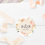 Perzikkleurig, Blush, Cream Wedding Envelope/Favor Ronde Sticker<br><div class="desc">Elegant monogrammed bruiloftsenvelop verzegelt of bevoordeelt sticker met prachtige waterverf florale details in een prachtige mix van perzik, oranje, wazige roze, crème en champagnekleurige tinten. Midden in champagne crème met initialen en tweede tekstregel in zwarte tinten. Ook beschikbaar met tekst in gouden tonen. Twee grootteopties en verscheidene vormopties om van...</div>