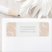 Perzikkleurig en crèmekleurig, wit, zwevend, legan etiket (Insitu)