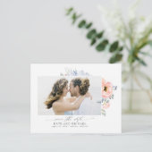 Perzikkleurige bloemen Dusty Blue Save the Date Fo Aankondigingskaart (Staand voorkant)