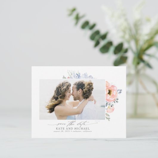 Perzikkleurige bloemen Dusty Blue Save the Date Fo Aankondigingskaart (Staand voorkant)