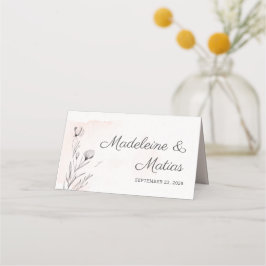 Perzikkleurige en grijze romantische bruiloft met  plaatskaartje