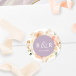 Perzikkleurige en lavender bruiloft-enveloppe / Fa Ronde Sticker<br><div class="desc">Elegant monogrammed bruiloftsenvelop verzegelt of bevoordeelt sticker met prachtige waterverf florale details in een prachtige mix van perzik, oranje, wazige roze, crème en champagnekleurige tinten. Midden in lavender paars met initialen en tweede tekstlijn in wit. Twee grootteopties en verscheidene vormopties om van te kiezen. De de tekstlijn van de bodem...</div>