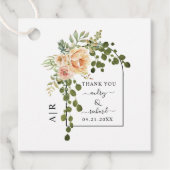 Perzikkoraalbloemen, boog en bruiloft op monogram bedankjes labels (Voorkant)
