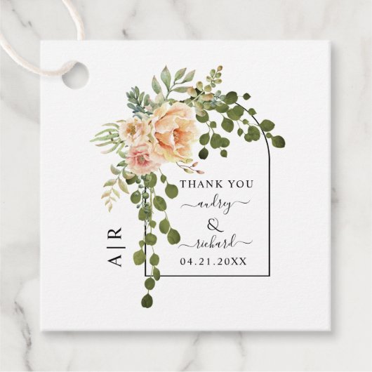 Perzikkoraalbloemen, boog en bruiloft op monogram bedankjes labels (Voorkant)