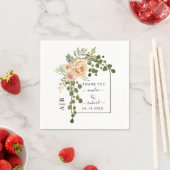 Perzikkoraalbloemen, boog- en monogram bruiloft servet (Insitu)