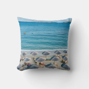 Perziklounge aan de kust met het oog op het zee kussen