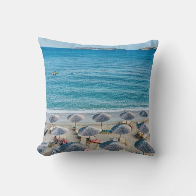 Perziklounge aan de kust met het oog op het zee kussen (Voorkant)