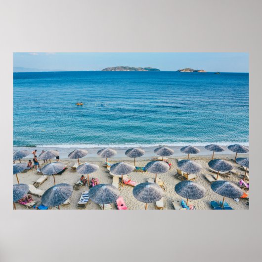 Perziklounge aan de kust met het oog op het zee poster (Voorkant)
