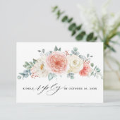 Perzikpasteitje Pastel Pink Floral Wedden RSVP Kaartje (Staand voorkant)
