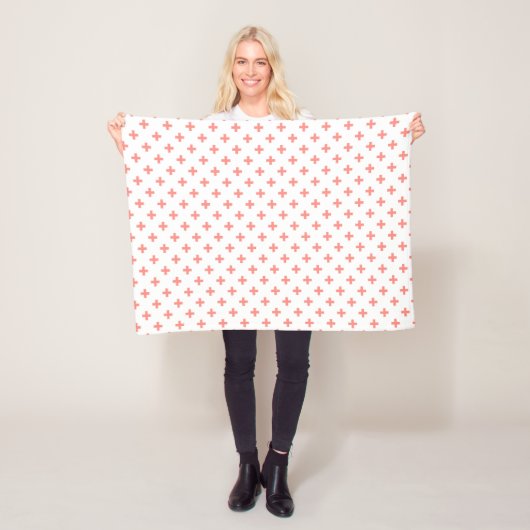 Perzikpolka kruist wit fleece deken (In situ)