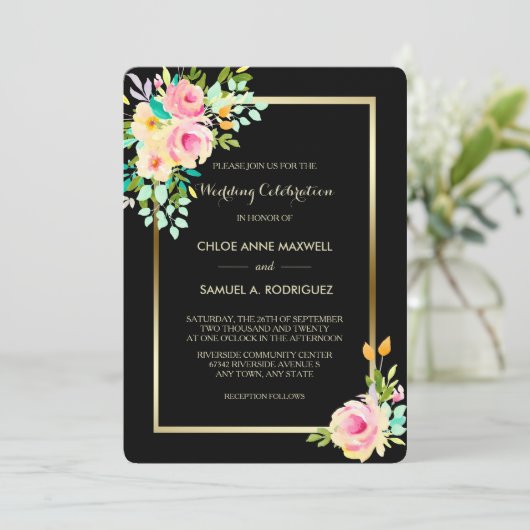 Perzikroze rozen op het zwarte huwelijk kaart (Staand voorkant)