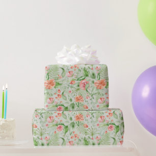 Perzikrozen en hibiscus op groen inpakpapier