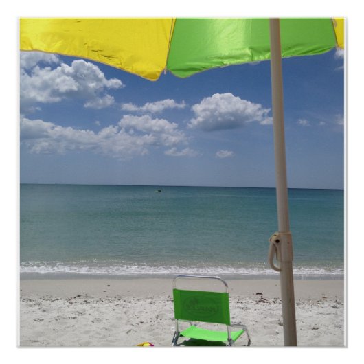 Perzikstoel en paraplu op het strand perfect poster (Voorkant)