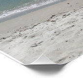 Perzikstoel en paraplu op het strand perfect poster (Hoek)