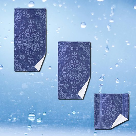 Perzisch tapijt kijkt blauw uit bad handdoek
