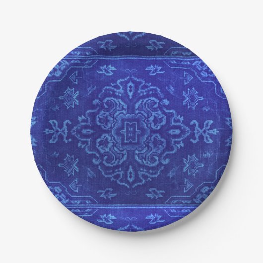 Perzisch tapijt kijkt blauw uit papieren bordje (Voorkant)