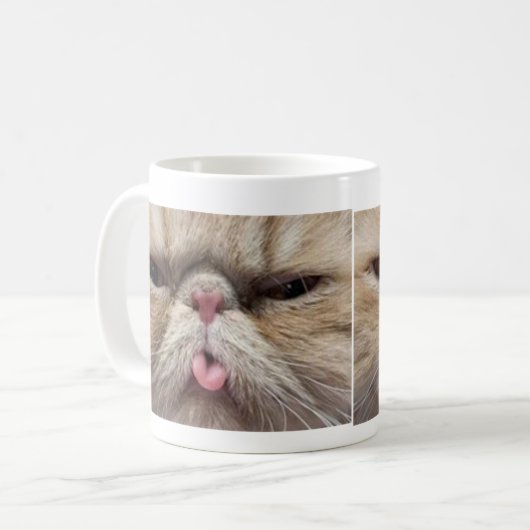 Perzische kat die tong uit tikt koffiemok (Voorkant links)