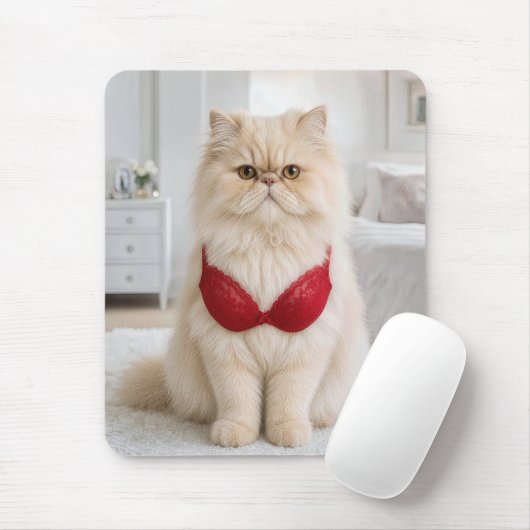 Perzische kat draagt een rode beha muismat (Met muis)