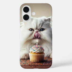 Perzische kat likt een verjaardagscupcake iPhone 16 hoesje