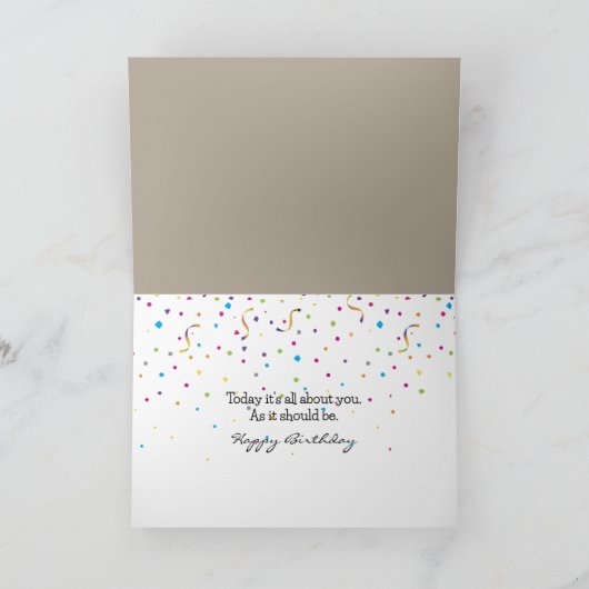 Perzische kat likt een verjaardagscupcake kaart (Binnen)