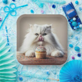Perzische kat likt een verjaardagscupcake papieren bordje (Feest)